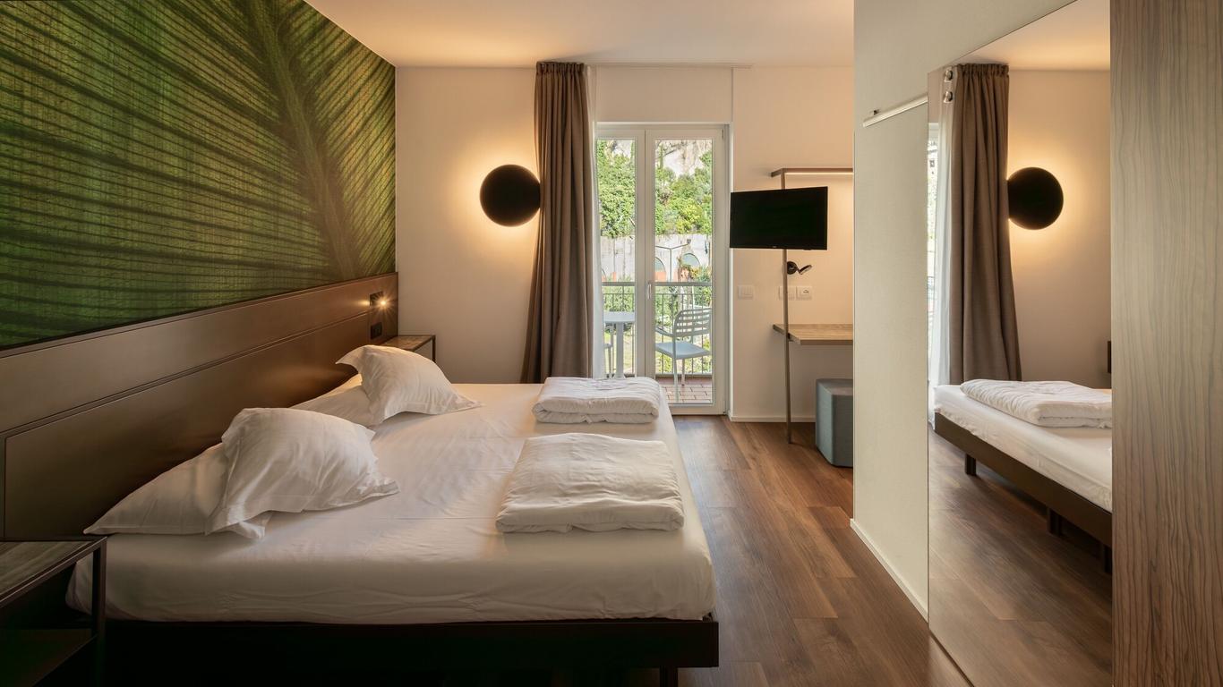 Hotel Baia Azzurra - Lake Front