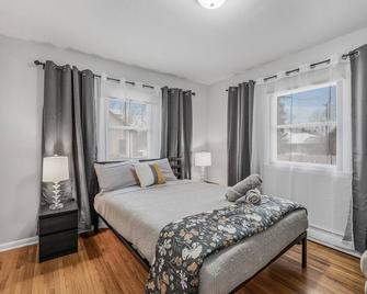 Comfy Homestay- Large Deck & Backyard - near St Paul - Vadnais Heights - Bedroom