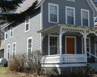 Antique Bayside Cottage in Village Center with Water View - Northport - Building