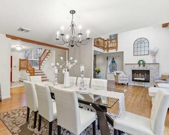 Modern 6BR Home for Large Groups & Families - Keene - Jídelna
