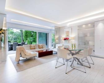 The White Peace Garden 3 bed Hampstead - by Out of Office Lifestyle - London - Dining room