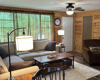 Private 3-bedroom house close to Gunterville State Park and boat ramps - Guntersville - Living room