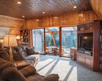 Cabin Home in the City! - Eau Claire - Living room