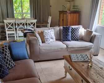 Charlie & Roy's Farm Berry - Berry - Living room