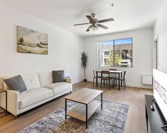 CozySuites Glendale - Westgate with pool 12 - Glendale - Living room