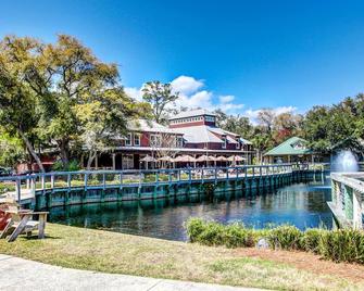 Dog-Friendly Tennis Villas Condo With Prime Location + Shared Pool, Free Wifi - Fernandina Beach