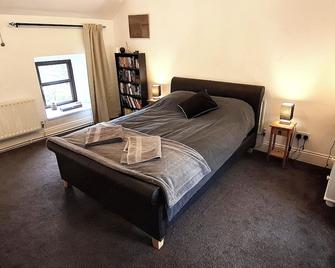 Remodelled historical house w/ 17th century tower. Pet friendly. Boardgames! - Templemore - Bedroom