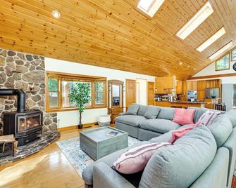 Walk to White Lake State Park: Gem w/ Ski Locker! - Chocorua - Sala de estar