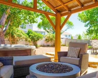 New Large Updated Home+huge Fully Fenced Yard+hot Tub+gazebo+bbq+outdoor Dining! - Roy - Patio