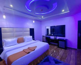Royality Hill Apartment and Suites - Asaba - Bedroom