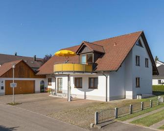 Cozy Vacation Apartment Baur with south-facing Balcony & Wi-Fi - Salem - Gebäude