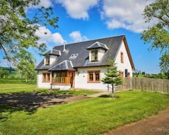 Country farmhouse sleeps 9 with enclosed garden and games barn. - Blairgowrie - Building