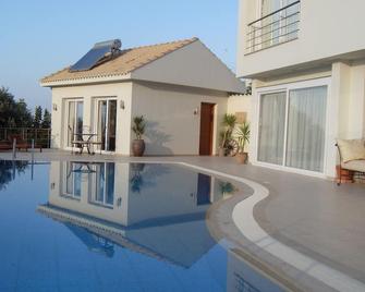 Stunning Studios Overlooking Ancient Ravine With Views To Bellapais And Sea. - Ozankoy - Piscina