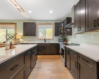 Cozy mountain home just a mile from white water rafting and national Park - Copperhill - Kitchen