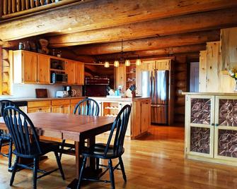 Meadow Lake Guest Ranch - Clinton - Essbereich