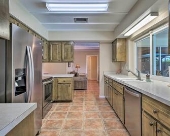 Waterfront Marco Island Home with Heated Pool and Dock - Marco Island - Küche