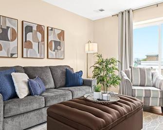 New! Cozy 1BR minutes from Downtown Roseville - Roseville - Living room