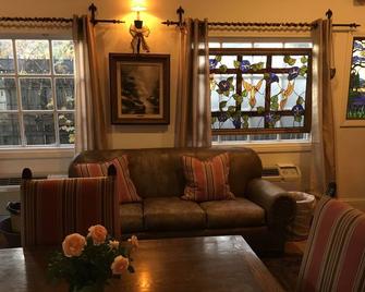 Chantico Inn - Ojai - Living room