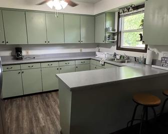 Beautiful and peaceful home located just 10 minutes from the White River! - Mountain Home - Kitchen