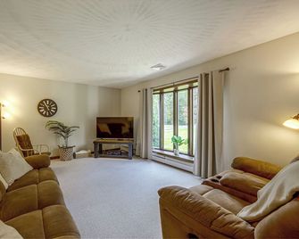 Charming Lewisburg Home w/ Hot Tub & Games! - Lewisburg - Salon