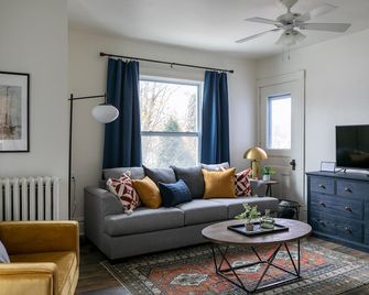Charming Historic Upper | Walk to Downtown, Lakes - Oconomowoc - Huiskamer