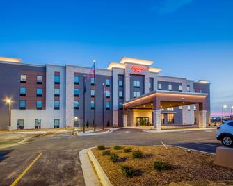 Hampton Inn by Hilton Wichita Northwest - Wichita - Bygning