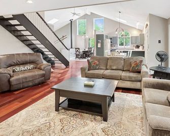 Sugar Hollow-Summer Ready! 4BR w/ Pool - Chittenden - Living room