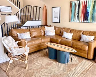 California Dreamin'-Beachfront 3br 2.5ba 3-Level Townhome W/Direct Beach Access! - Watsonville - Wohnzimmer