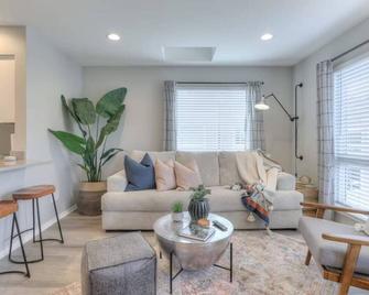 Walk to Broadway Riverfront Condo with Pool - Nashville - Living room