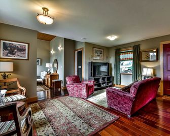 Cozy and Unique Vacation Rental with Wi-Fi in Agassiz, British Columbia - Agassiz - Huiskamer
