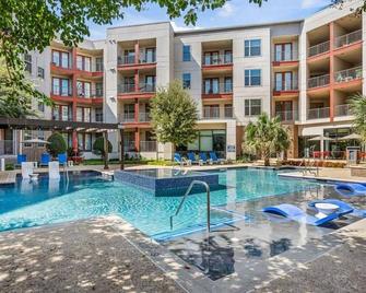 Landing at The Mark at Midtown - 1 Bedroom in Northeast Dallas - Dallas - Pool