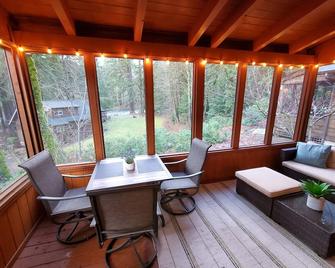 Mckenzie River Cabin #13 at the Log Cabin Inn, screened porch, .5mi Trailhead - Blue River - Comedor
