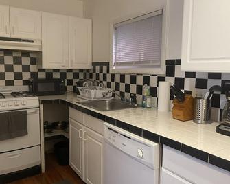 Federal Hill 2 Bedroom King Bed Parking Please Read Description Before Booking - Providence - Kitchen