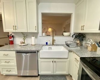 Beach Bungalow King Bed 1 Floor Living - نورفولك (فيرجينيا) - مطبخ