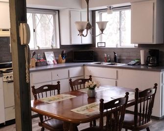 2bed Up North Cabin with hiking area -5 min to Au Sable river, orv trails & golf - Fairview - Kitchen