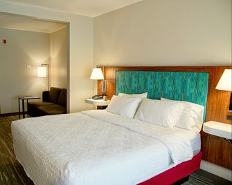 Hampton Inn & Suites by Hilton Cathedral City Palm Springs - Cathedral City - Bedroom