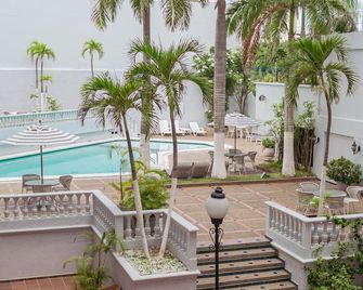 Hotel Faranda Express Puerta Del Sol Barranquilla, A Member of Radisson Individuals - Barranquilla - Piscina