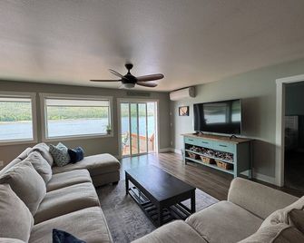 Picture Perfect on the Water with large deck for spotting whales, eagles & more! - Ketchikan - Living room