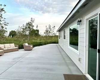 HandyFarms.com: California Organic Farm Stay on a Red Walnut Orchard Nut Store - Corning - Patio