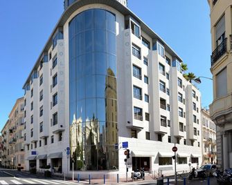 Goldstar Apartments & Suites - Nice - Building