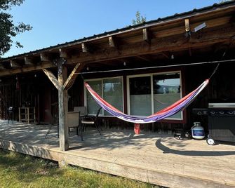 Enjoy the tranquility of the Tetons at the VW Microbus Slow Escape - Victor - Patio