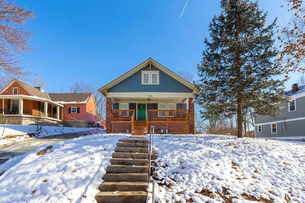 Forest Avenue Flat (1st Floor Apt) · 30 day stays welcomed | Midtown - קנזס סיטי - בניין