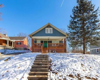 Forest Avenue Flat (1st Floor Apt) · 30 day stays welcomed | Midtown - קנזס סיטי - בניין