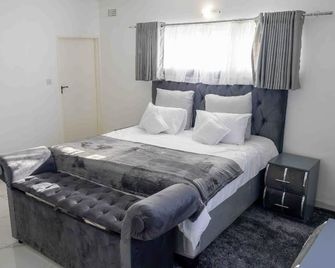 Serene four bedroom family home within walking distance of local amenities. - Bulawayo - Bedroom