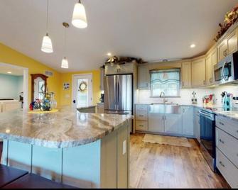 Sunrise At The Sawmill - Couples Retreat! - Dundee - Kitchen