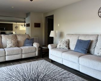 Hidden Oak Oasis Family friendly home on beautiful Keuka Lake - Penn Yan - Вітальня