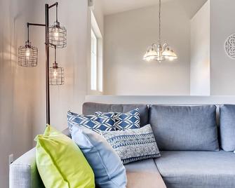 Modern A/C Home-close to Seattle,Boeing,Snohomish Weddings.Large yard w/ firepit - Edmonds - Living room