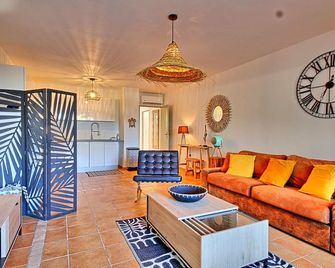 Spacious Seafront Apartment - Orient Bay - Anse-Marcel - Wohnzimmer