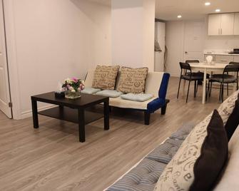 Cozy place, 15 min to Niagara Falls & USA border. - Thorold - Living room