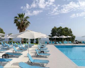 Calamos Beach Family Club - Agii Apostoli - Piscina